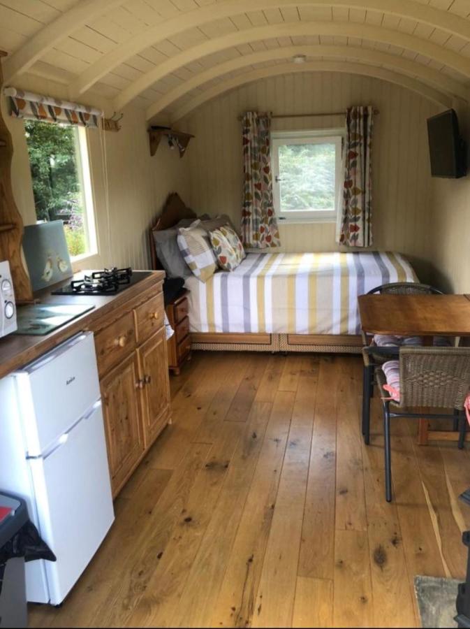 Charming Tranquil Shepherds Hut With Lakeside Balcony 'roach' Uckfield